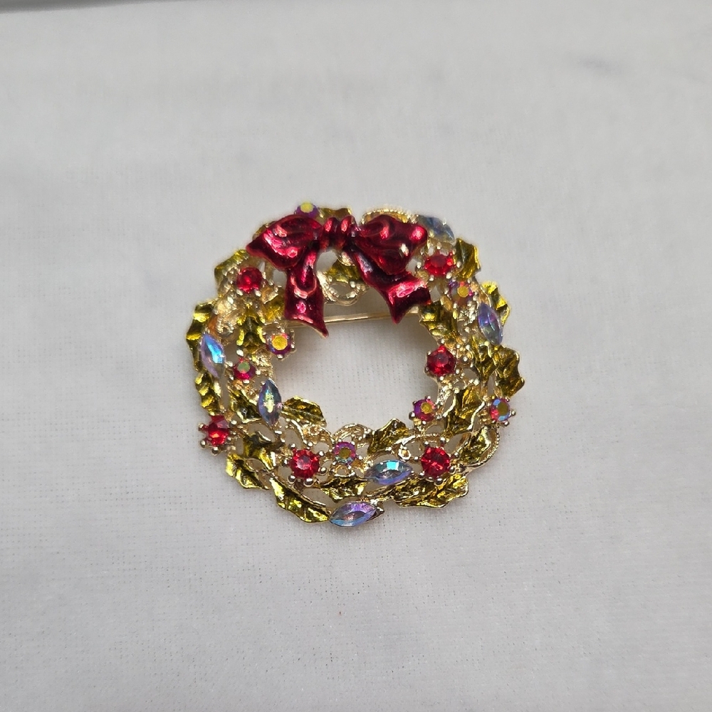 Gold Tone Christmas Wreath Brooch Red Green Crystal Rhinestone Brooch Pin Elegan